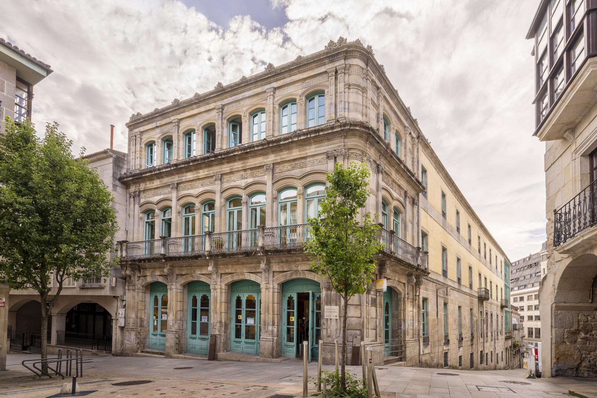 Biblioteca Pública de Vigo Juan Compañel dende a praza da Constitución