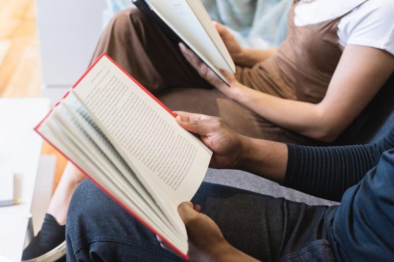 Adultos lendo libros