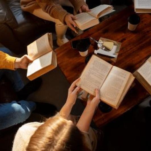 Persoas adultas lendo xuntas